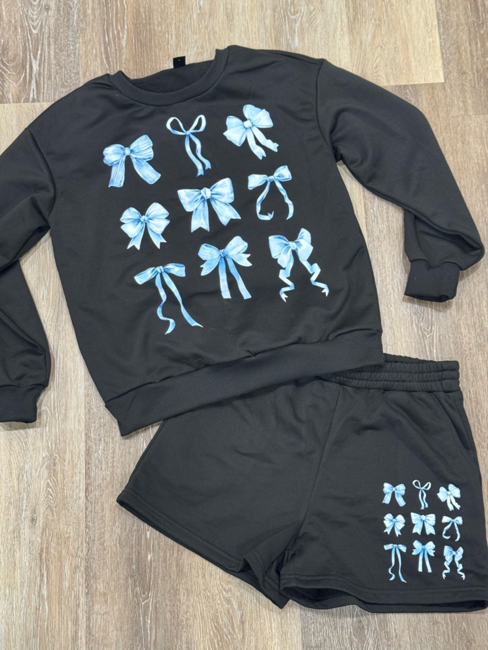 SHEIN Black &!Light Blue Bow Prints
